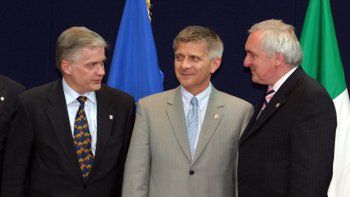 Premier Irlandii Blair Ahern wita premiera Marka Belkę i ministra spraw zagranicznych Włodzimierza Cimoszewicza