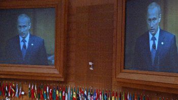 Rosyjski prezydent Władimir Putin przemawia na otwarciu 10. szczytu Organizacji Konferencji Islamskiej