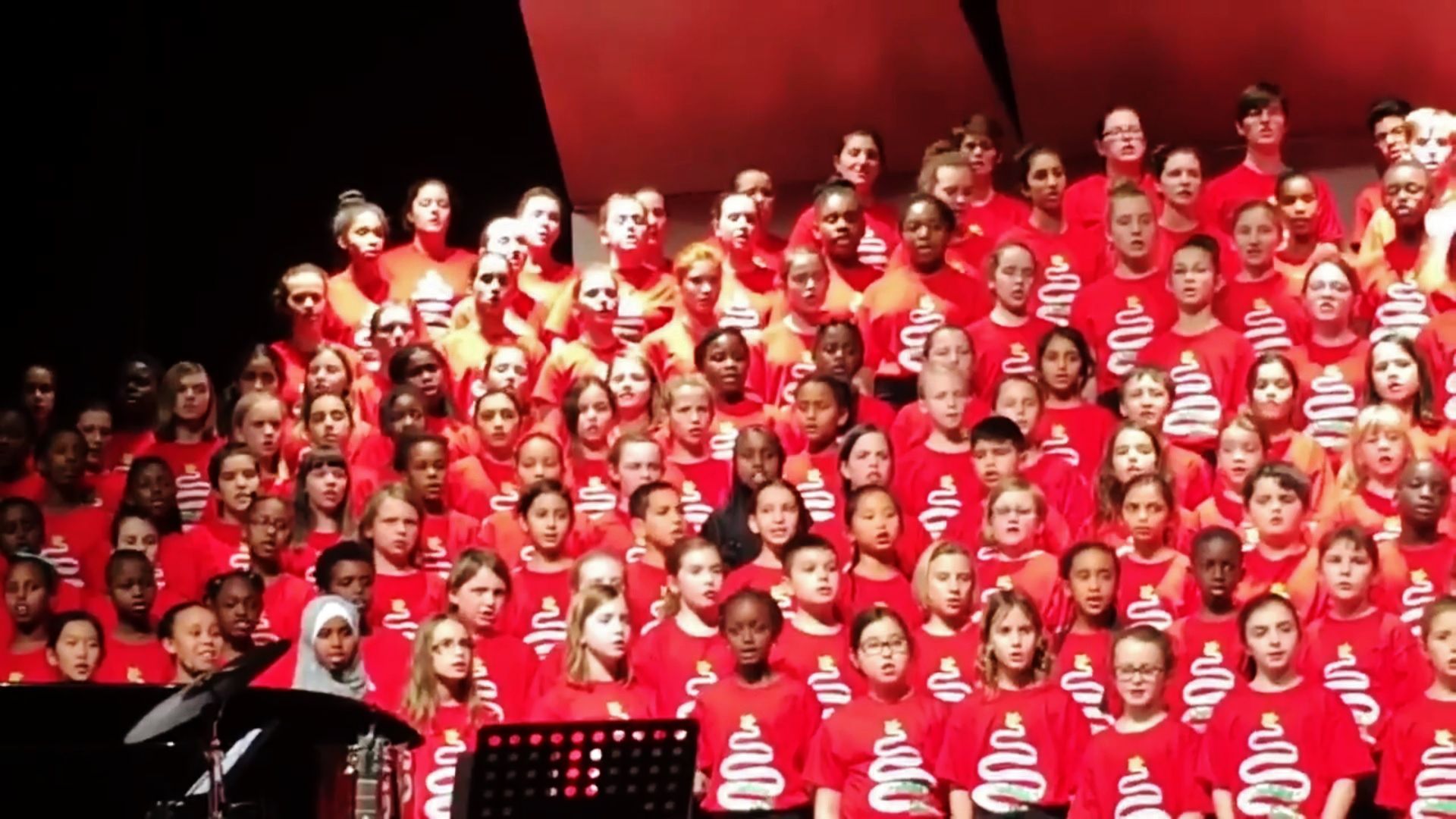 Dzieci z Kanady zaśpiewały dla uchodźców. Popłynęły łzy