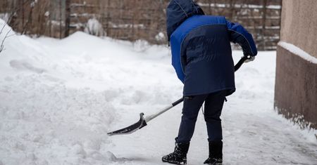 Czym wysypać podjazd? Ten roztapiacz śniegu sprawi, że nie będzie śliski zimą nawet przy -25°C