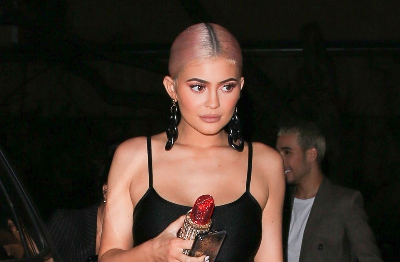 Kylie Jenner bawi się ze znajomymi. Coś jest nie tak z jej biustem