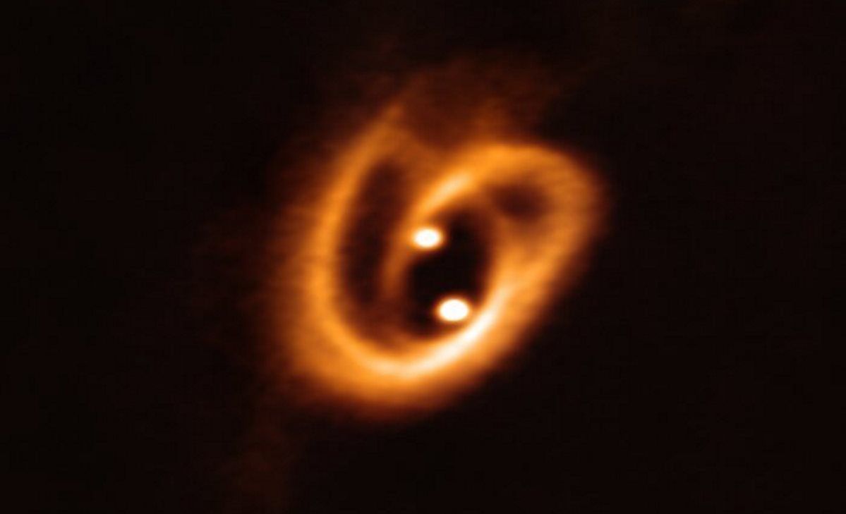 Kosmos: Oszałamiające zdjęcia ukazujące narodziny podwójnej gwiazdy [WIDEO]