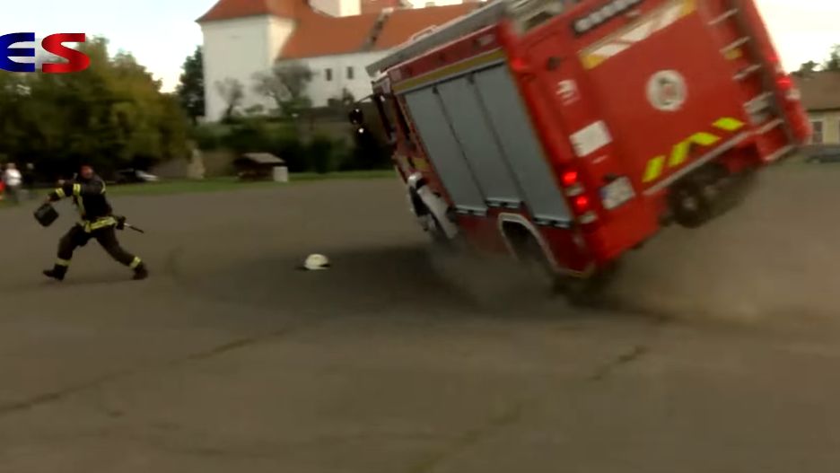 Straż pożarna przewróciła samochód. Trzech rannych