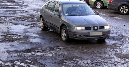 Włoscy kierowcy chodzą za darmo do fizjoterapeutów – wszystko przez dziurawe drogi