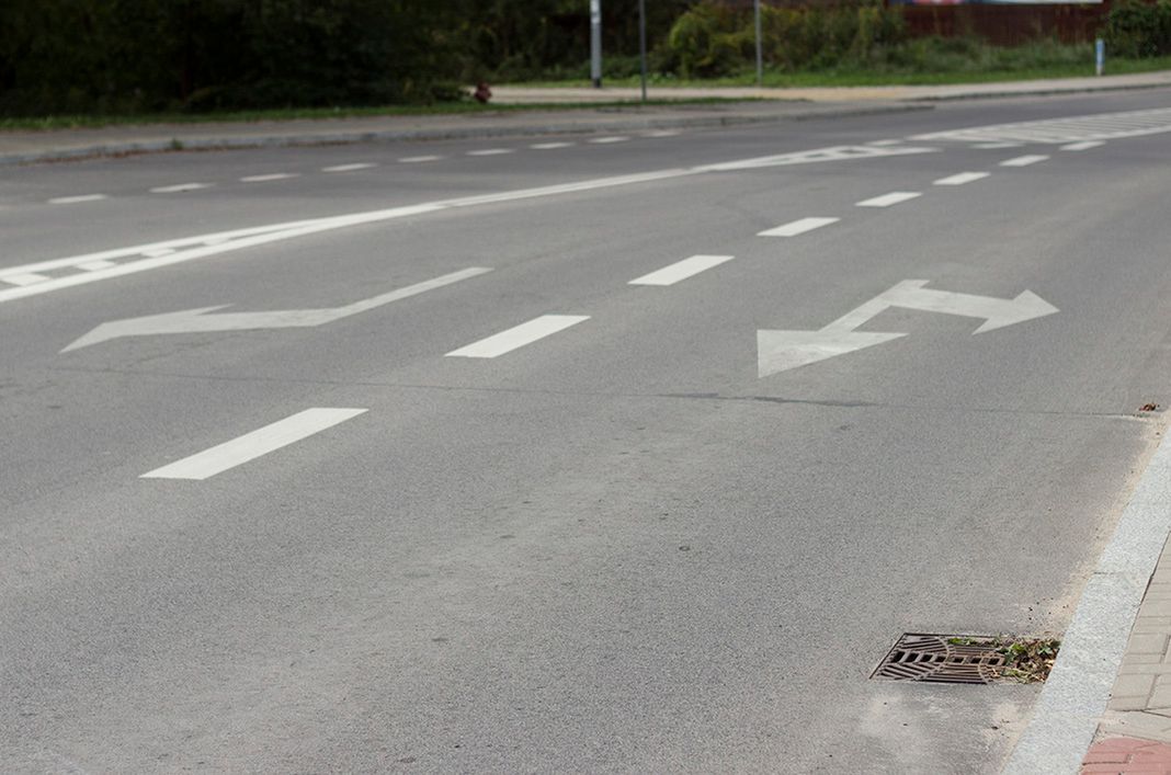 Chcą pozbyć się... linii na jezdniach. Oszaleli?