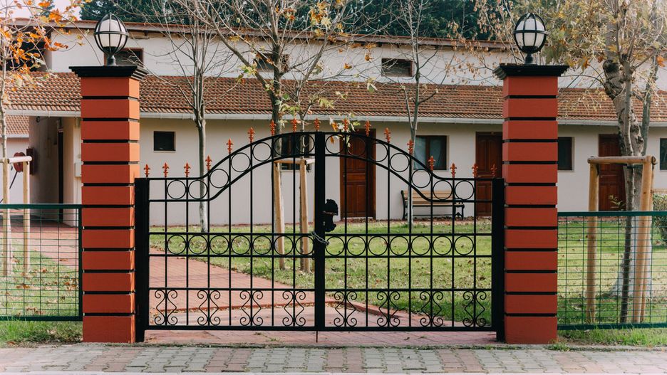 Wybór odpowiedniej bramy to część zadbania o bezpieczeństwo domu