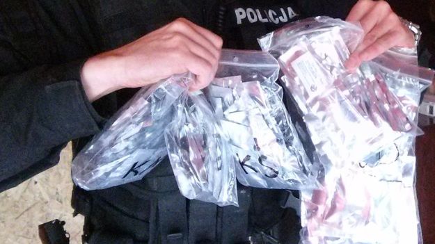 Przesyłki z dopalaczami przejmowano u klientów sklepów internetowych