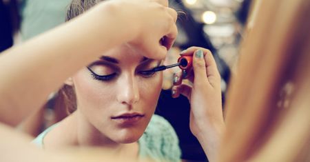Najdziwniejsze przedmioty, jakich używają makijażyści, styliści i fryzjerzy na fashion weeku
