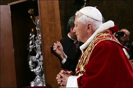 Dwie papieskie róże na jasnogórskim ołtarzu