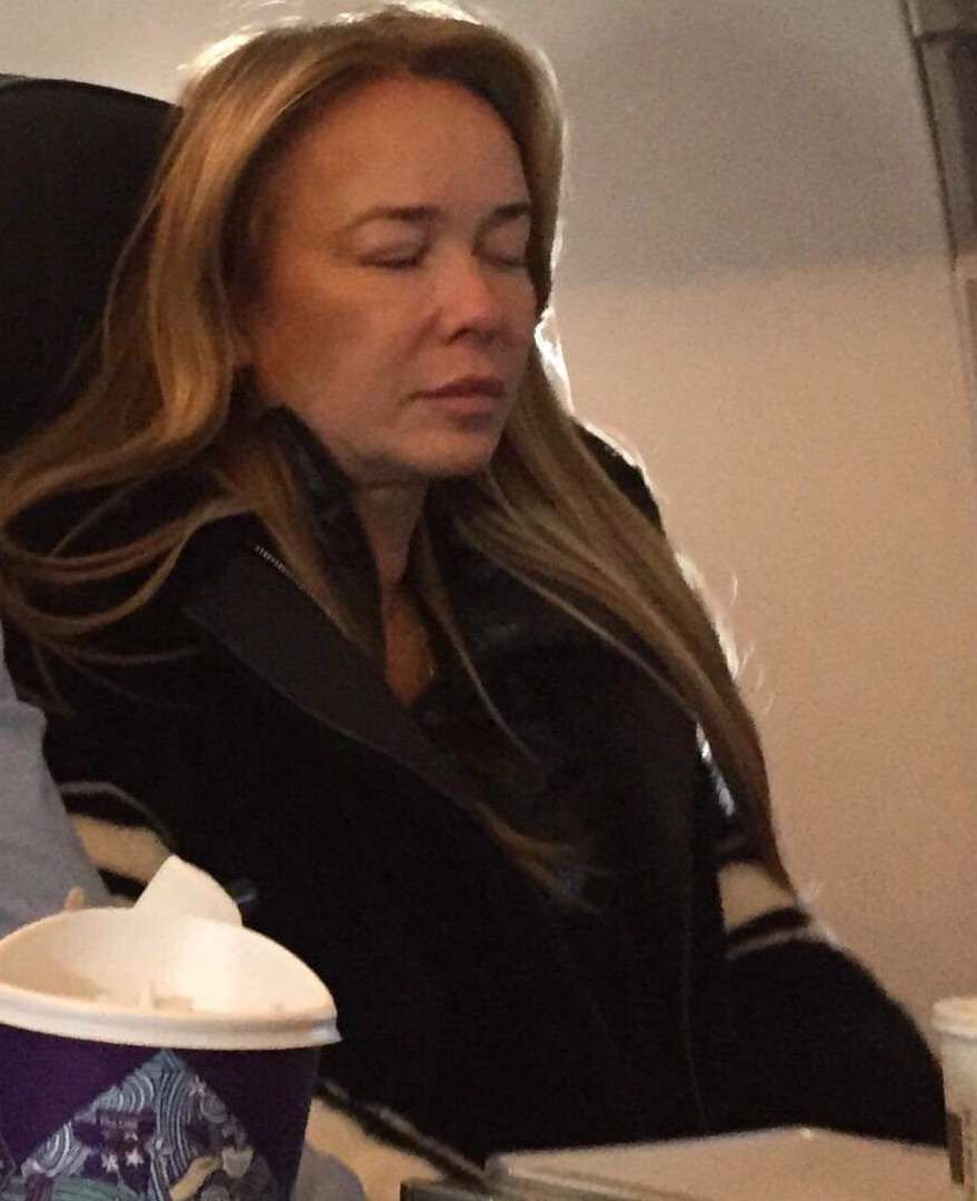 Joanna Przetakiewicz bez makijażu leci klasą ekonomiczną