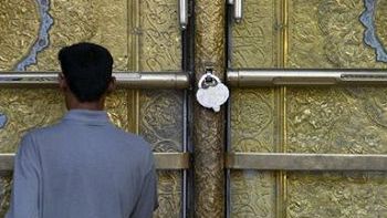 Zamknięta brama meczetu-mauzoleum