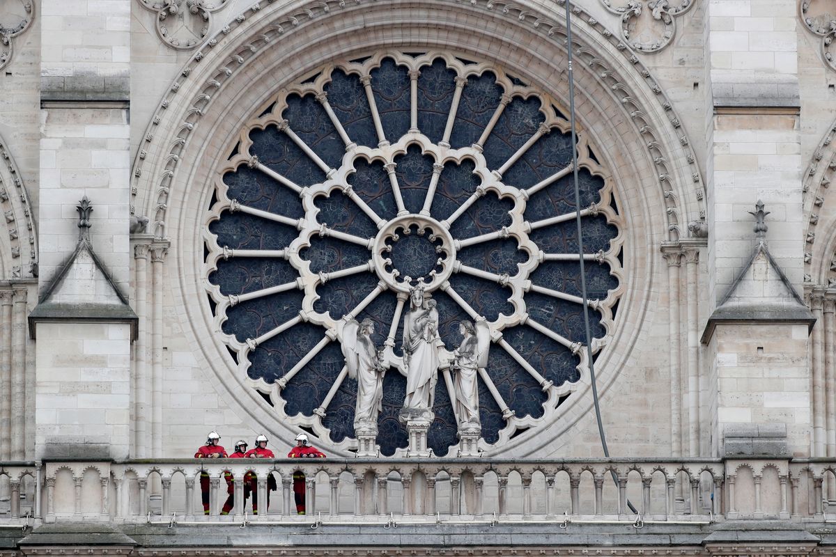 Katedra Notre Dame w płomieniach. Jakie zabytki i relikwie ocalały?