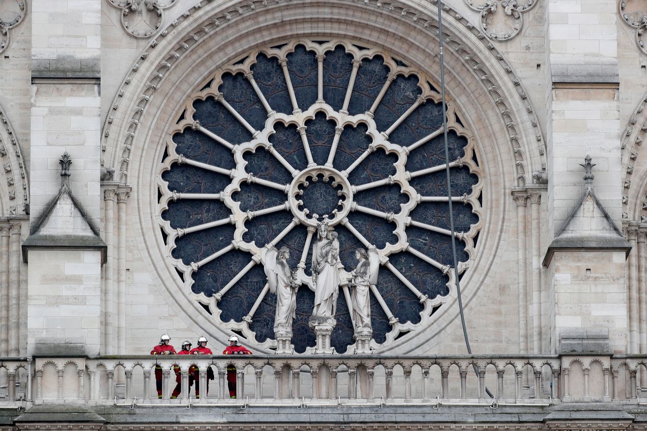 Katedra Notre Dame w płomieniach. Jakie zabytki i relikwie ocalały?  