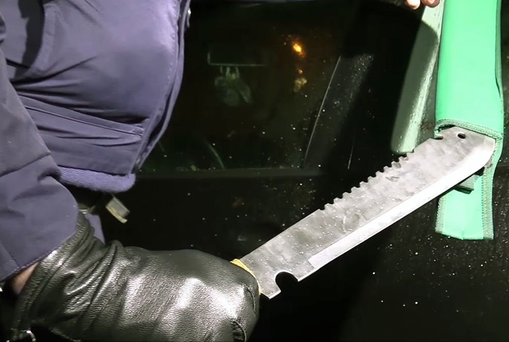 Maczety o długości ostrzy przekraczającej pół metra znaleźli policjanci u trzech nastolatków z Nowej Huty (zdjęcie ilustracyjne)