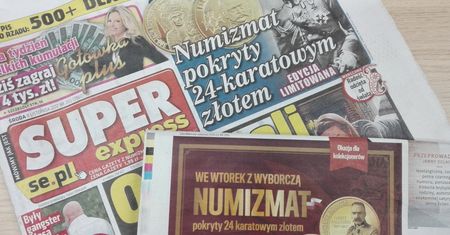 Gazety kuszą monetami z 24-karatowym złotem. To typowe granie na emocjach. Gratisy są niemal nic nie warte