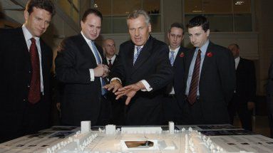Prezydent Kwaśniewski ogląda z darczyńcami makietę muzeum