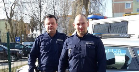 Złamali przepisy i wyprzedzili radiowóz. Gdy policjanci zajrzeli do środka, musieli im pomóc