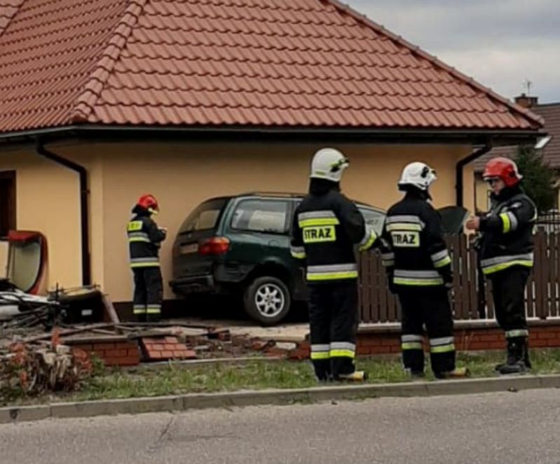 Henryszew na Mazowszu. Rozpędzone auto wjechało w budynek