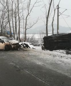 Samochód uderzył w drzewo, które spadło na tory. Wstrzymano ruch kolejowy