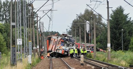 Daleszewo: pociąg uderzył w ciężarówkę z drewnem
