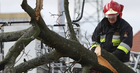 Orkan "Barbara" nad Polską. Sztorm, silny wiatr i awarie