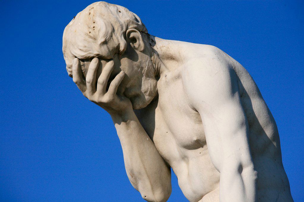 Rzeźba facepalm 