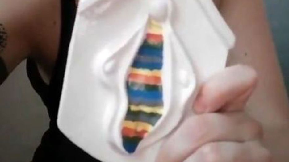 Tęczowa Maryja w kształcie waginy. Artystka odpowie przed sądem