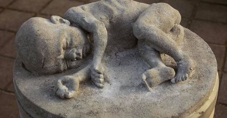 Gdyński Banksy podrzucił rzeźbę. "Coś się zaczyna, coś się kończy"