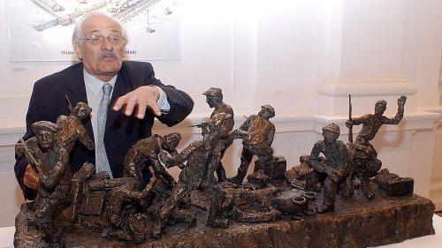 Samuel Willenberg z jedą z rzeźb