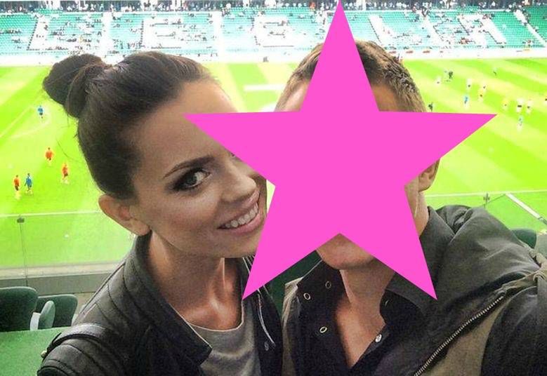 Jakub Rzeźniczak i Edyta Zając robią selfie na stadionie. Kuba coraz bardziej przypomina Daniel'a Craig'a