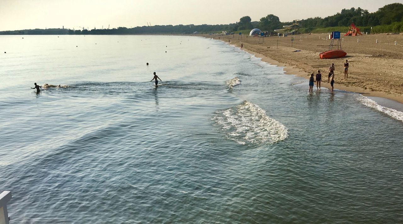 Plaża zamknięta, ale ludzie i tak się kąpią. "Nie ma flagi, więc można"