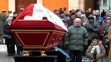 Trumna z ciałem Jana Nowaka-Jeziorańskiego, nakryta biało-czerwoną flagą na dziedzińcu Zamku Królewskiego