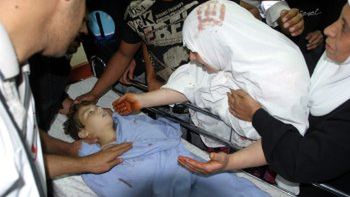 Matka rozpacza nad ciałem syna w szpitalu w Nablusie