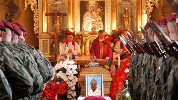 Trumna ze zwłokami starszego kaprala nadterminowego Tomasza Krygiela