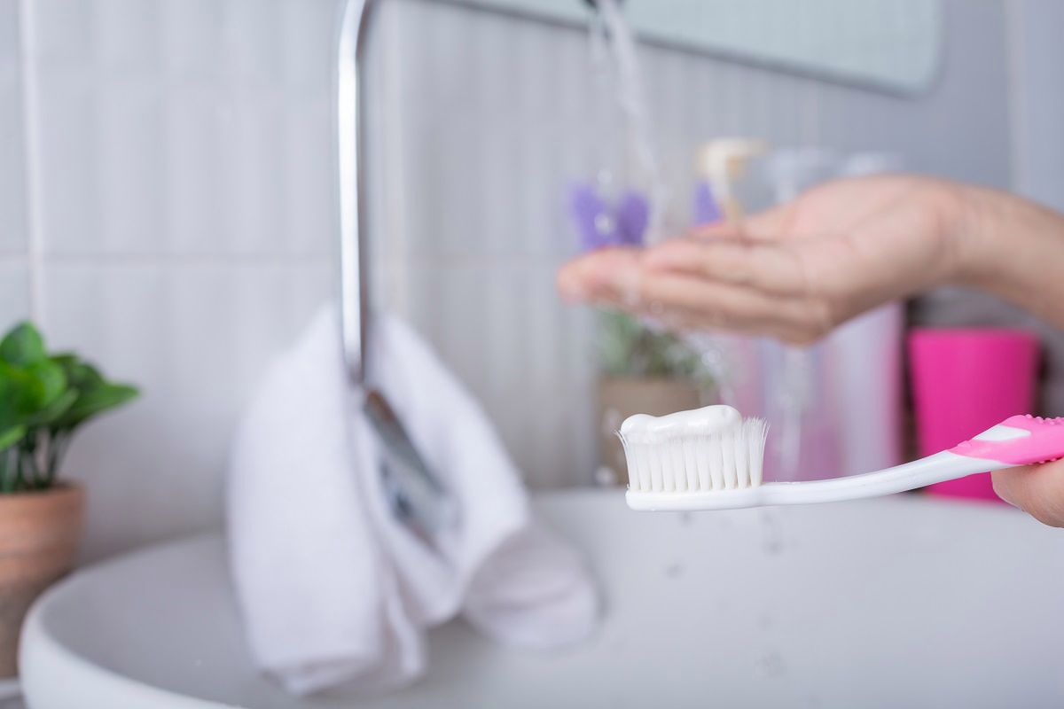 Mycie zębów pod prysznicem powoduje większe zużycie wody. Fot. Freepik