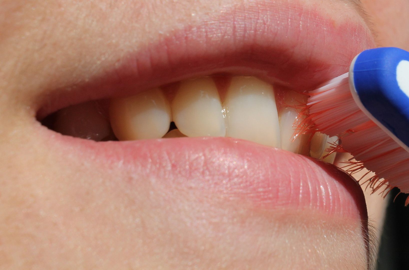 Przesadnie dbając o zęby, możesz nabawić się cukrzycy. Zaskakujące działanie płynów do płukania ust