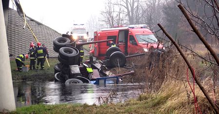 Ciężarówka spadła z mostu do rzeki. Kierowca nie żyje