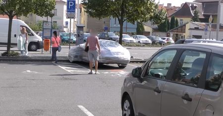 Folia na auto i "prezenty". Czeski sposób na zajmujących miejsca dla niepełnosprawnych