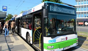 Szczecin. Gdy nie może wjechać do autobusu, blokuje go. Pasażerowie mówią dość