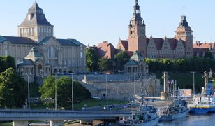 Szczecin. Pomnik Lecha Kaczyńskiego z założoną koszulką "Konstytucja"