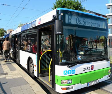 Szczecin. Gdy nie może wjechać do autobusu, blokuje go. Pasażerowie mówią dość
