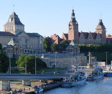 Szczecin. Pomnik Lecha Kaczyńskiego z założoną koszulką "Konstytucja"