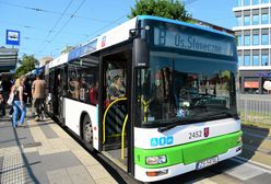 Szczecin. Gdy nie może wjechać do autobusu, blokuje go. Pasażerowie mówią dość