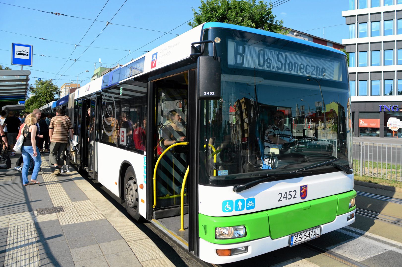 Szczecin. Gdy nie może wjechać do autobusu, blokuje go. Pasażerowie mówią dość