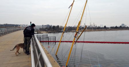 W Szczecinie zatonął żaglowiec. Paliwo wycieka do wód mariny