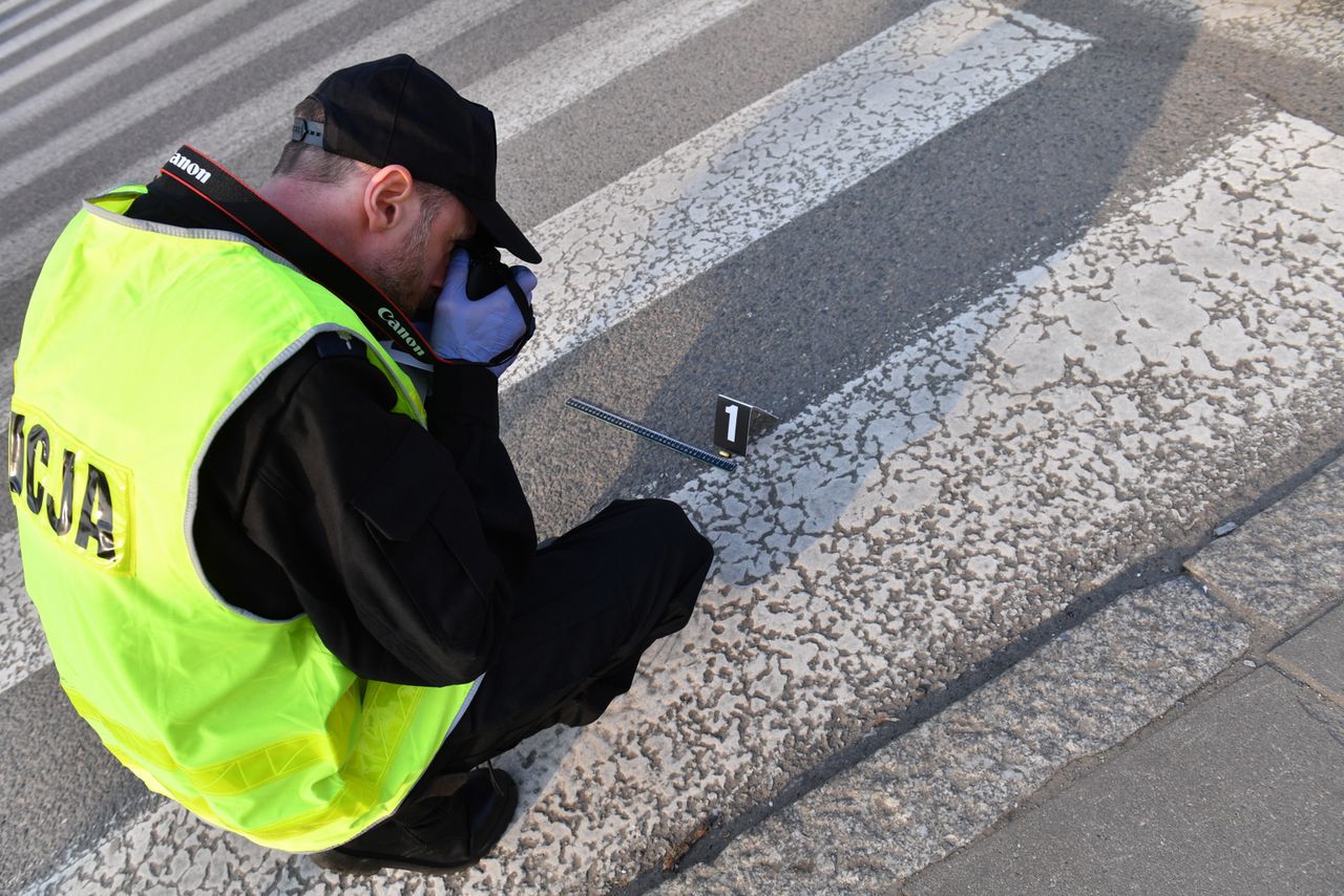 Szczecin. Strzały przed prokuraturą, mężczyzna rzucił się z nożem na dziennikarzy