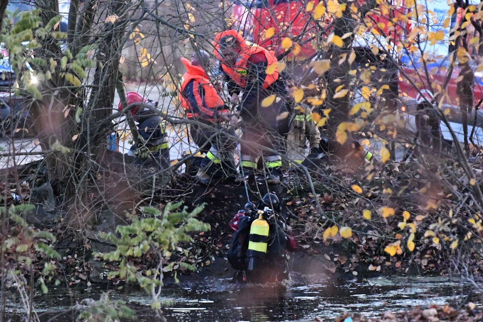 Szczecin. Strażacy przeszukują zbiornik w poszukiwaniu innych osób