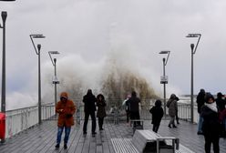 Silny wiatr na północy Polski. Prawie 4 tys. odbiorców bez prądu