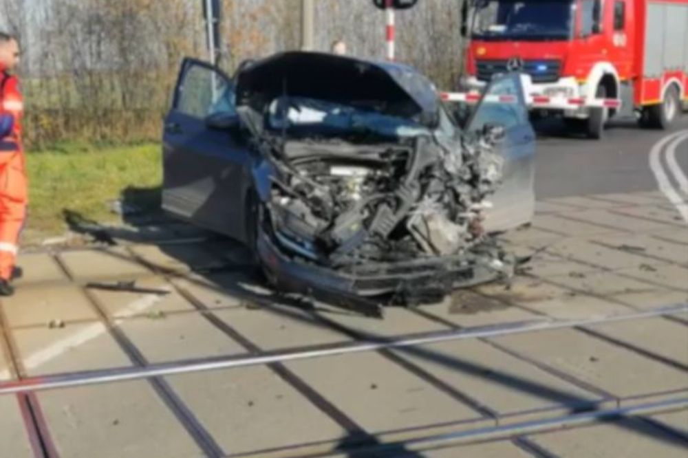Brzeg w Opolskiem. Samochód osobowy zderzył się z pociągiem. Są ranni