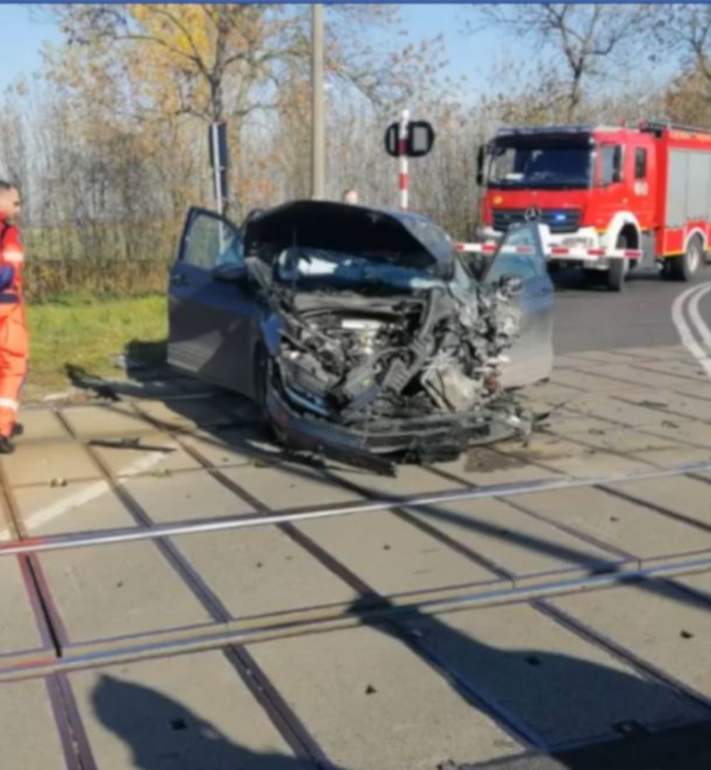 Brzeg w Opolskiem. Samochód osobowy zderzył się z pociągiem. Są ranni